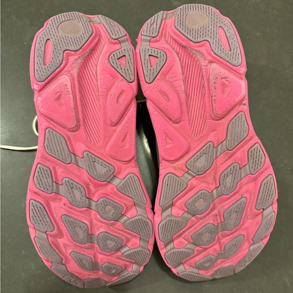 WOMEN'S HOKA ONE
ONE CLIFTON 9 size 8.5B Only worn a few times. - Picture 6 of 6